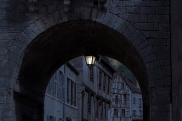 Porte de village français de nuit