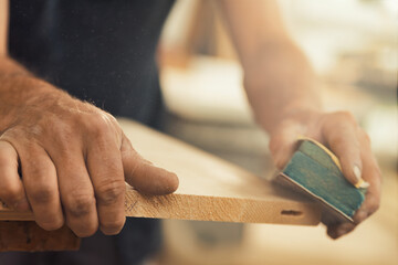 Using sandpaper for manual sanding