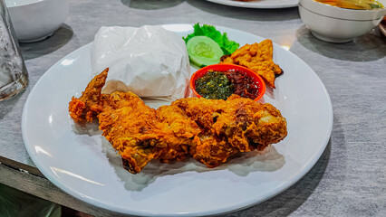 lunch menu of crispy chicken rice, stir-fried bean sprouts, stir-fried kale vegetables and fresh drinks