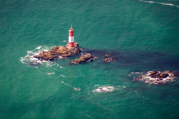 vue aérienne du phare de l'île d'Hoédic en France - obrazy, fototapety, plakaty