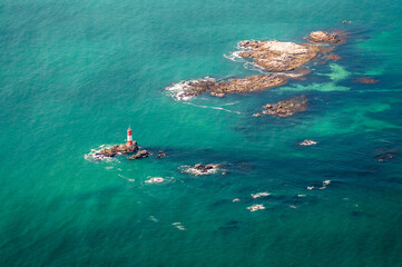 vue aérienne du phare de l'île d'Hoédic en France - 595342066