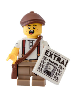 Dortmund - Deutschland 23. April 2023 Lego Minifigure Zeitungsjunge mit Zeitung