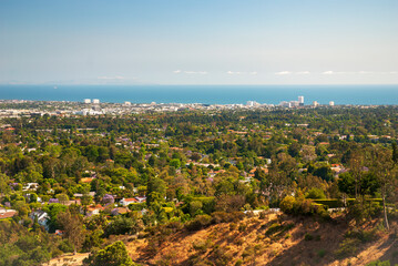 Obraz premium Overlooking West Los Angeles with Pacific Ocean on a sunny day