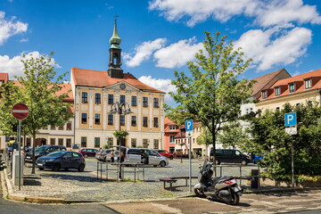 Obraz premium radeberg, deutschland - marktplatz mit rathaus im hintergrund
