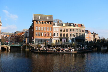 Obraz na płótnie Canvas Kaffee Terrasse am Kanal, Leiden in Südholland