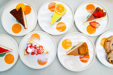 Close-up of homemade mug cakes with protein topping. Tek kisilik, adet yas pasta. Dogum gunu pastasi