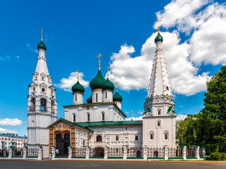 Fototapeta na wymiar Temple of Elijah the Prophet of the 17th century in the historical center of the city of Yaroslavl