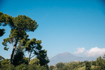 Obraz premium View of Mount Vesuvius from Pompeii in Italy on a Clear Blue Day