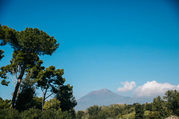 Obraz premium View of Mount Vesuvius from Pompeii in Italy on a Clear Blue Day
