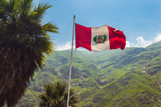 Bandera Nacional del Per&uacute; flameando en San Jer&oacute;nimo de Surco, Huarochir&iacute;, Lima - Per&uacute;