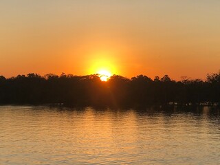 Por do Sol, céu noturno e comunidades ribeirinhas às margens do rio Amazonas