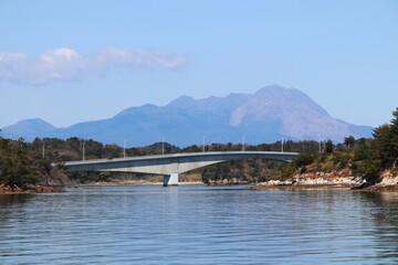 天草松島　雲仙岳と天草４号橋が見える風景