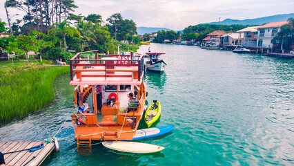 Fototapeta premium Paisagem Ilha Tropical Lagoa Conceição Florianópolis Floripa Santa Catarina Lago Mar Oceano Atlântico Natureza Verde Céu Sol Verão Veraneio Férias Viagem Viajar Cidade Sul Brasil Mata Atlântica Barcos
