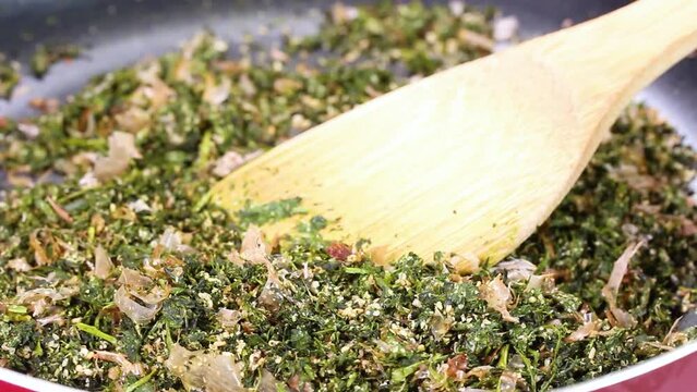 フライパンに入ったお茶の葉のふりかけと木べら　回転