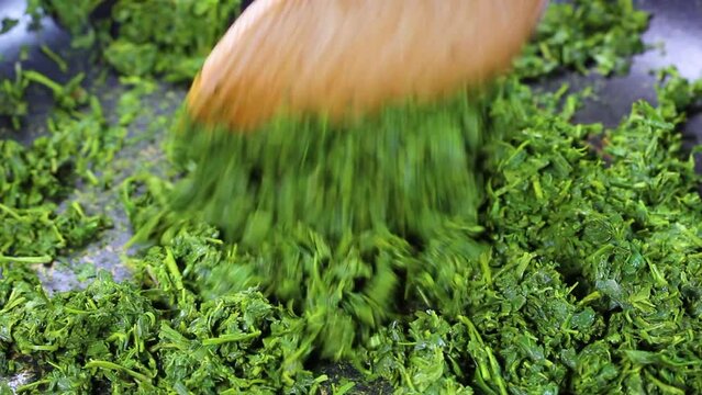 お茶ふりかけ作り　お茶の葉を炒める