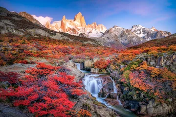 Photo sur Plexiglas Fitz Roy Wonderful scenery view of Mount Fitz Roy with waterfall in autumn time near El Chalten, Patagonia in Argentina.