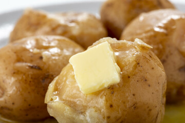 アツアツの男爵芋の上にバターを置いて溶けるシーン