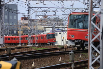 Obraz premium 線路の上を走る赤い電車