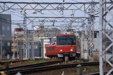 Obraz premium 線路の上の赤い電車