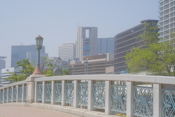 街中の橋からビルを見る