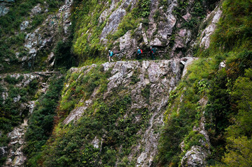 立山黒部の秘境、水平に続く美しい登山道の下ノ廊下を歩く