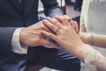 Obraz na płótnie Canvas Bride and groom holding hands, bridal image, Generative AI