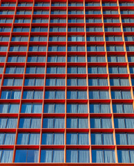 Obraz premium Red windows with blue curtains