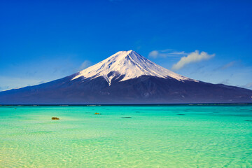 美しいサンゴ礁の海と富士山・合成写真