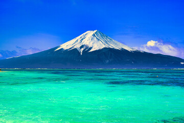 美しいサンゴ礁の海と富士山・合成写真