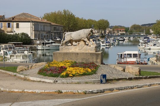 Le Clairon, c&eacute;l&egrave;bre statue de taureau, ville de Beaucaire, d&eacute;partement du Gard, France