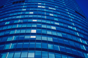 Obraz premium Modern building with glass facade at the clear sky background