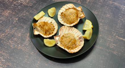 scallops au gratin cooked in the oven with parsley and lemon
