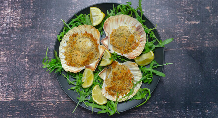 scallops au gratin cooked in the oven with parsley and lemon
