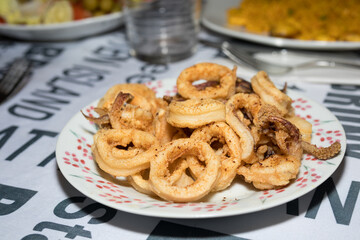 Plato de calamares fritos en la mesa