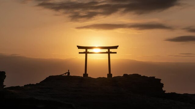海辺の鳥居越しに昇る朝日のズームイン・タイムラプス映像（コンセプト：初日の出・新年）