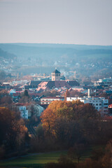 Blick über Bayreuth mit Turm der Stadtkirche im Herbst.