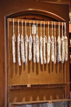 Venta de fuets artesanos en el pueblo medieval Peratallada, Girona 