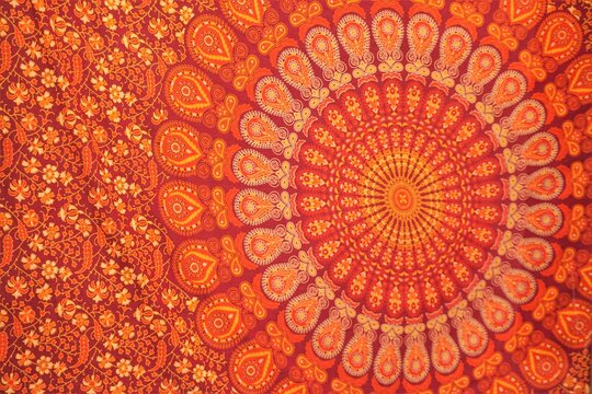 Orangenes Batiktuch mit Mandala-Muster 
