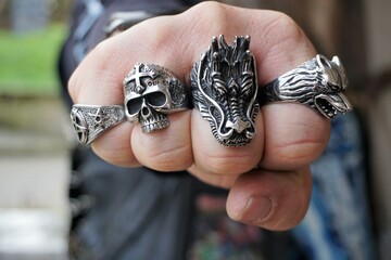 Hand von Heavy-Metall-Rocker mit großen Silberringen  an Fingern 