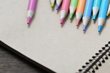 色鉛筆とノート