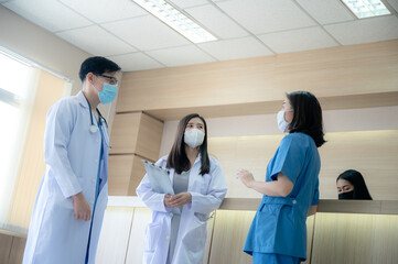 Obraz premium professional doctor and medicine person team have a conversation to talking in hospital about medical health care work, wearing surgical face mask