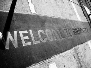 コンクリートの床に描かれた文字「Welcome to Brooklyn」