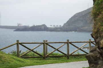 Obraz premium Dia nublado por el paseo de Kobarón.