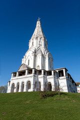 Obraz premium Church of the Ascension of the Lord in Kolomenskoye Orthodox church in the Nagatinsky Zaton district of Moscow, in the former village of Kolomenskoye. It is a masterpiece of world architecture, the fi