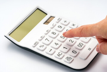 電卓　計算機　打つ指
