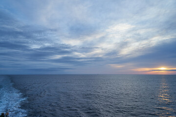 Naklejka premium フェリー上から見た太平洋の朝日 