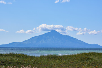 北海道　サロベツ海岸からの利尻島

