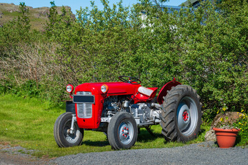 Obraz premium Vintage red tractor on the farm