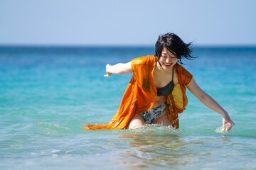 リゾートバイトをする女性が海で遊ぶ姿２