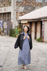 長期休暇を利用して沖縄観光をする女性５